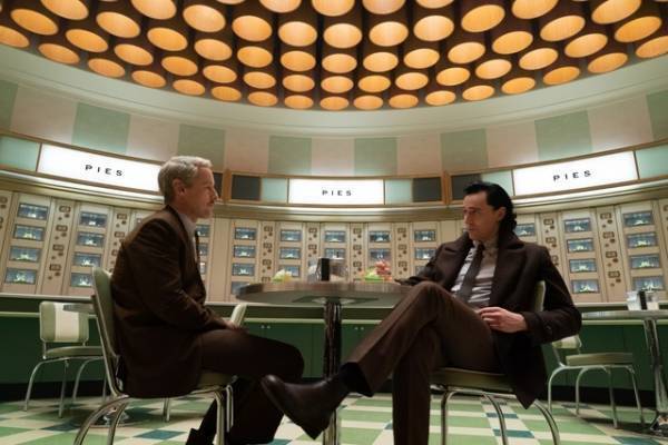 【ネタバレあり】「ロキ」S2・4話、“在り続ける者”の変異体がTVAへ　ロキのお悩み相談が今回も登場