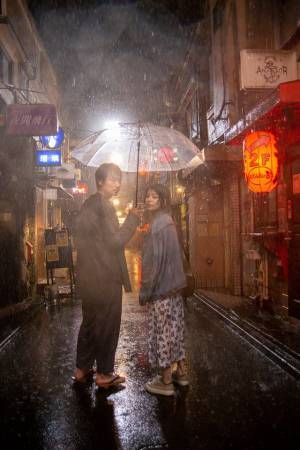 綾野剛＆さとうほなみ、雨の中で佇む『花腐し』メイキングショット
