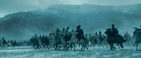 リドリー・スコット監督「全てが規格外」戦闘シーンの撮影を語る『ナポレオン』特別映像＆日本版本ポスター