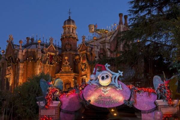 【ディズニー】ホーンテッドマンションが、期間限定のスペシャル仕様に！“ホリデーナイトメアー”でクリスマスを楽しもう