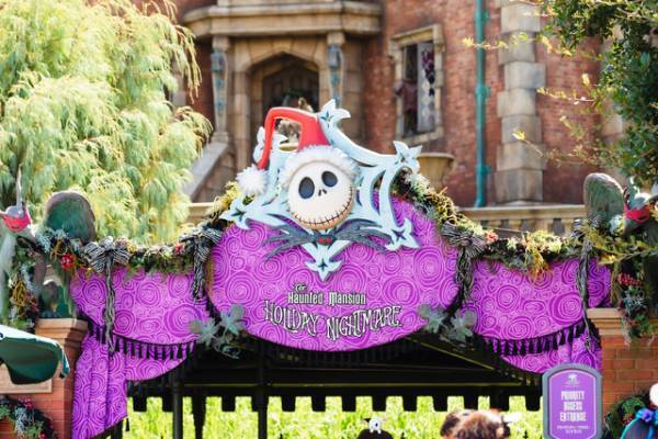 【ディズニー】ホーンテッドマンションが、期間限定のスペシャル仕様に！“ホリデーナイトメアー”でクリスマスを楽しもう