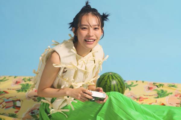 南沙良、2024年カレンダー発売　ポイントは“フルーツ”に合わせたスタイリング