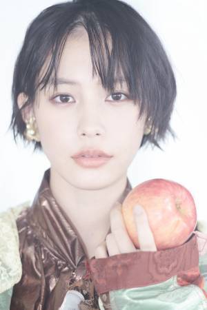 南沙良、2024年カレンダー発売　ポイントは“フルーツ”に合わせたスタイリング