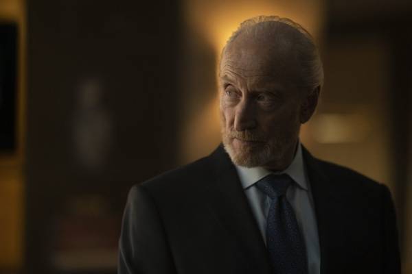 キーファー・サザーランド、産業スパイに挑む！海ドラ「ラビット・ホール」本予告公開