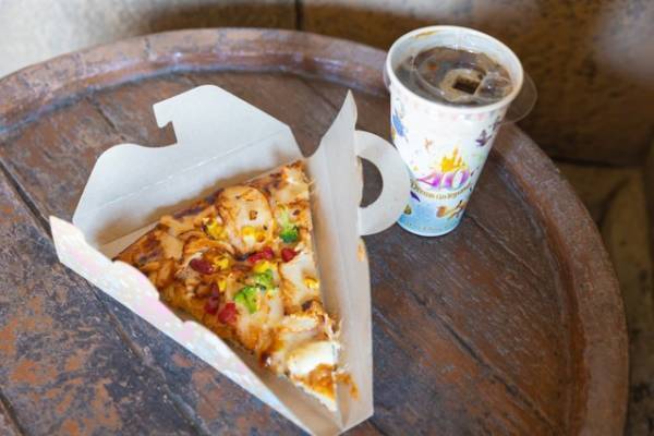 【ディズニー】タンドーリチキンピザでTDR40周年をお祝い！東京ディズニーランド、キャプテンフックス・ギャレーの人気メニュー