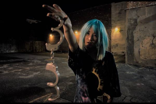 「ブッ飛んでる映画」『モナ・リザ アンド ザ ブラッドムーン』“謎のDJ”エド・スクラインが語る