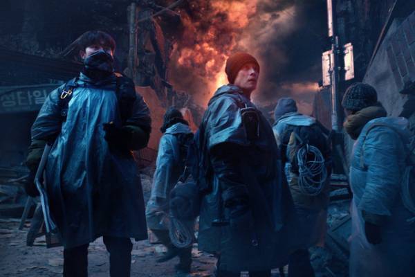 イ・ビョンホン＆パク・ソジュン、廃墟と化したソウルほか『コンクリート・ユートピア』場面写真