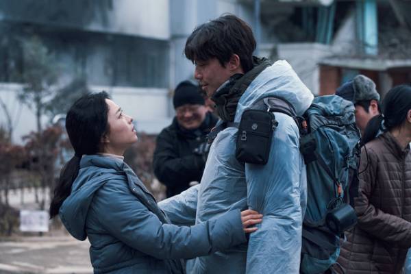 イ・ビョンホン＆パク・ソジュン、廃墟と化したソウルほか『コンクリート・ユートピア』場面写真
