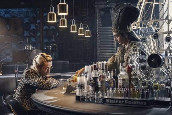 「パリピ孔明」第8話、森山未來“小林”と上白石萌歌“英子”の過去からのラストの展開に「エモすぎる」「神回」の声