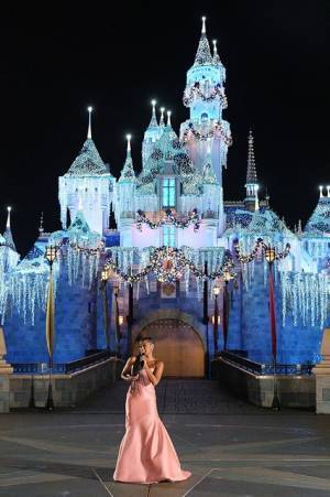 『ウィッシュ』ヒロイン役のアリアナ・デボーズ、ストライキ後初めてファンの前で劇中歌披露