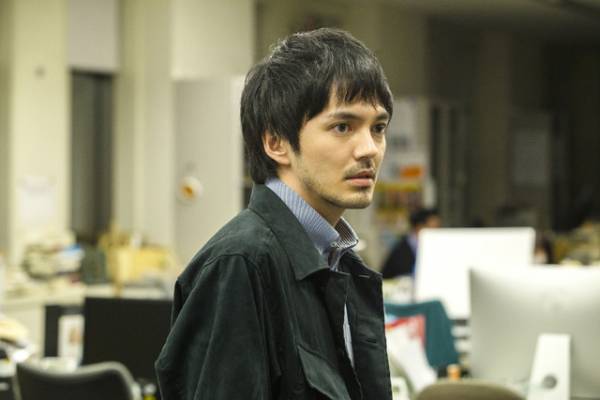 林遣都、惑星難民Xの真実を巡り“副編集長”バカリズムに掴みかかる…『隣人X』本編映像