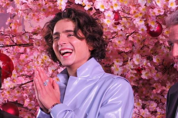 ティモシー・シャラメ初来日で約1200人のファンと寒風吹き飛ばす激熱グリーティング