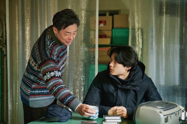 松村北斗＆上白石萌音、互いを助け合う日常…『夜明けのすべて』本予告