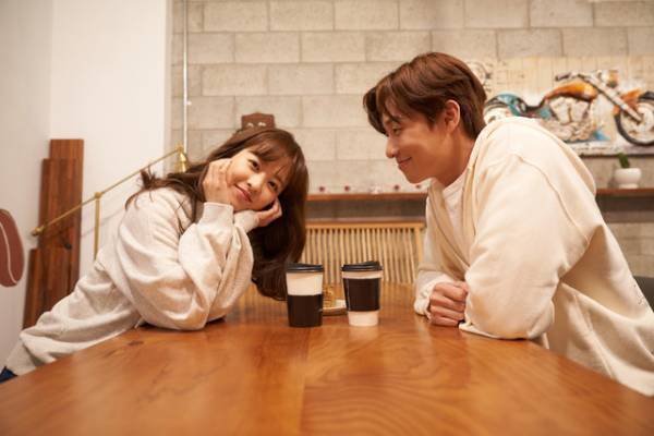 パク・ソジュン＆パク・ボヨン、自撮りやカフェデートなど“夫婦”の仲良しカット到着『コンクリート・ユートピア』