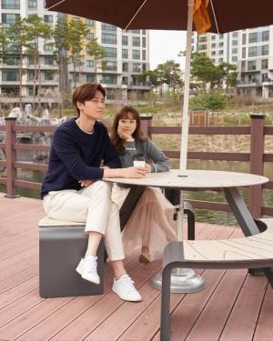 パク・ソジュン＆パク・ボヨン、自撮りやカフェデートなど“夫婦”の仲良しカット到着『コンクリート・ユートピア』