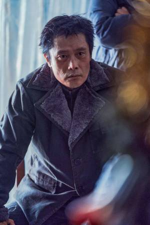 イ・ビョンホン、冴えない住人の“豹変”を捉えた場面写真到着『コンクリート・ユートピア』