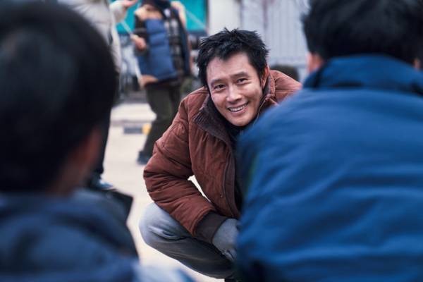 イ・ビョンホン、冴えない住人の“豹変”を捉えた場面写真到着『コンクリート・ユートピア』