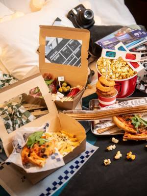 “泊まれる映画館”「slash川崎」で映画GIFT付きプランが新登場