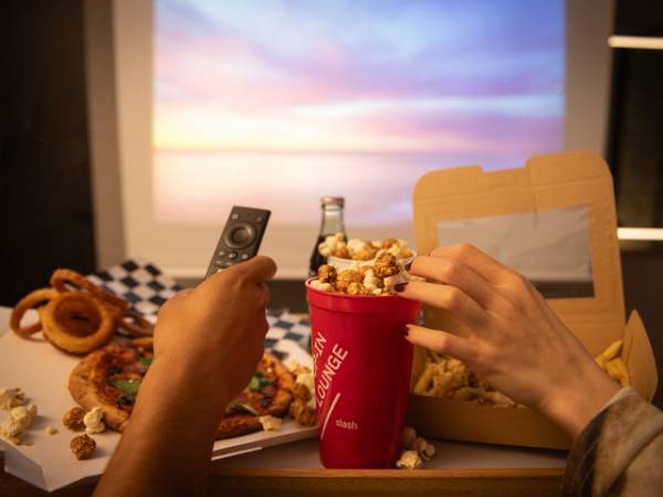 “泊まれる映画館”「slash川崎」で映画GIFT付きプランが新登場