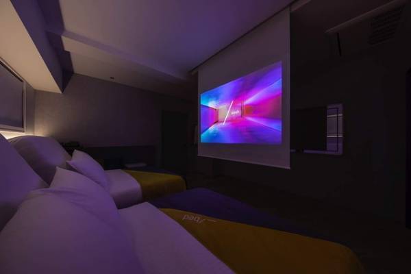 “泊まれる映画館”「slash川崎」で映画GIFT付きプランが新登場