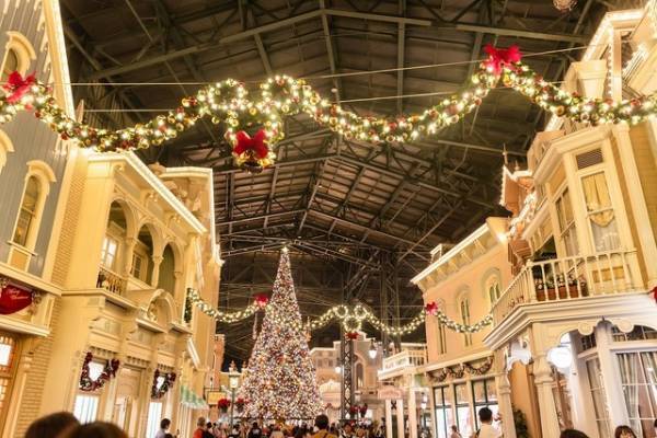 【ディズニー】圧倒的にロマンティック！約15メートル、40周年の巨大クリスマスツリーの見逃せない輝き