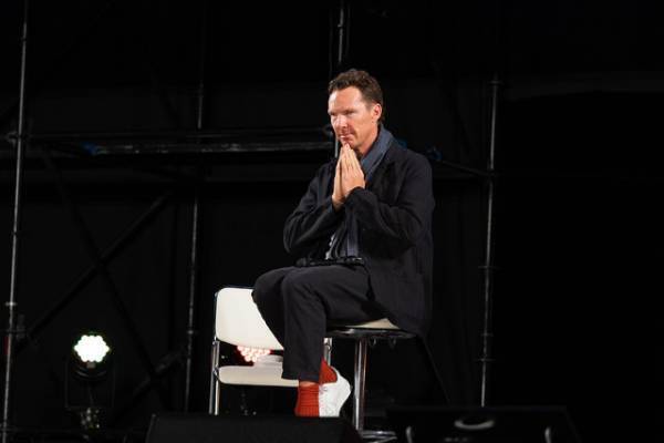 ベネディクト・カンバーバッチの東京コミコン2023 ステージレポ！「SHERLOCK」考えるポーズや指ハートなど大サービス