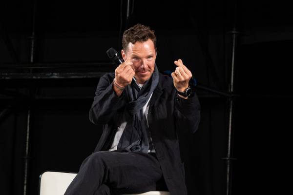 ベネディクト・カンバーバッチの東京コミコン2023 ステージレポ！「SHERLOCK」考えるポーズや指ハートなど大サービス