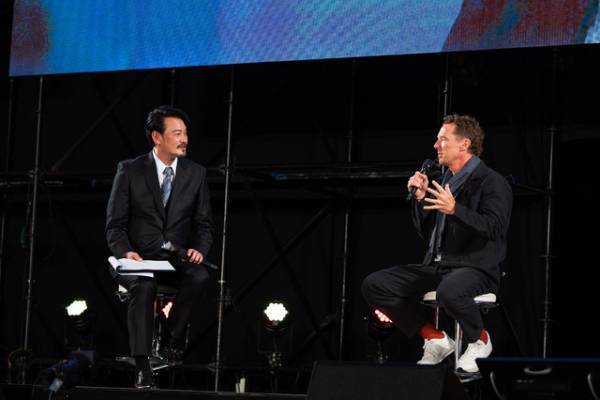 ベネディクト・カンバーバッチの東京コミコン2023 ステージレポ！「SHERLOCK」考えるポーズや指ハートなど大サービス