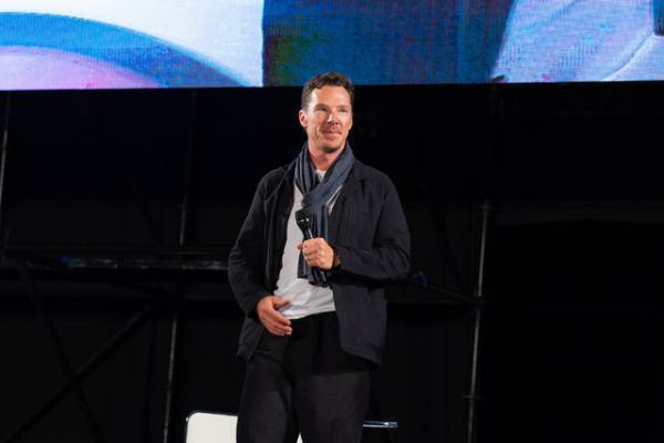 ベネディクト・カンバーバッチの東京コミコン2023 ステージレポ！「SHERLOCK」考えるポーズや指ハートなど大サービス