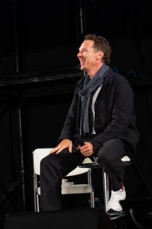 ベネディクト・カンバーバッチの東京コミコン2023 ステージレポ！「SHERLOCK」考えるポーズや指ハートなど大サービス