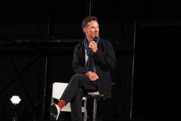 ベネディクト・カンバーバッチの東京コミコン2023 ステージレポ！「SHERLOCK」考えるポーズや指ハートなど大サービス