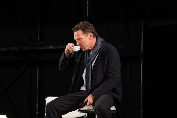 ベネディクト・カンバーバッチの東京コミコン2023 ステージレポ！「SHERLOCK」考えるポーズや指ハートなど大サービス