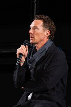 ベネディクト・カンバーバッチの東京コミコン2023 ステージレポ！「SHERLOCK」考えるポーズや指ハートなど大サービス