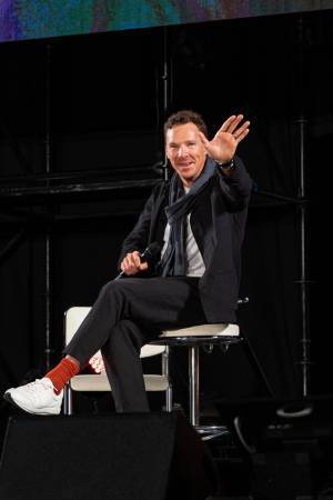 ベネディクト・カンバーバッチの東京コミコン2023 ステージレポ！「SHERLOCK」考えるポーズや指ハートなど大サービス