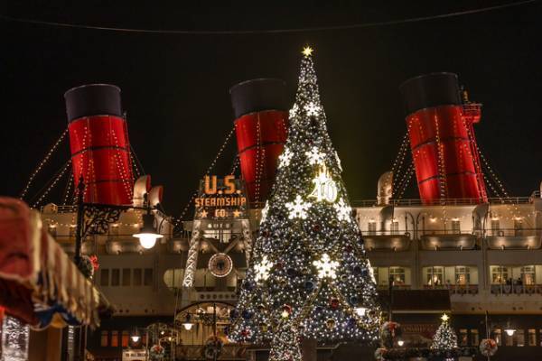 【ディズニー】4年ぶりに復活したクリスマスツリーは夜に秘密が　きらびやかな東京ディズニーシーを大満喫