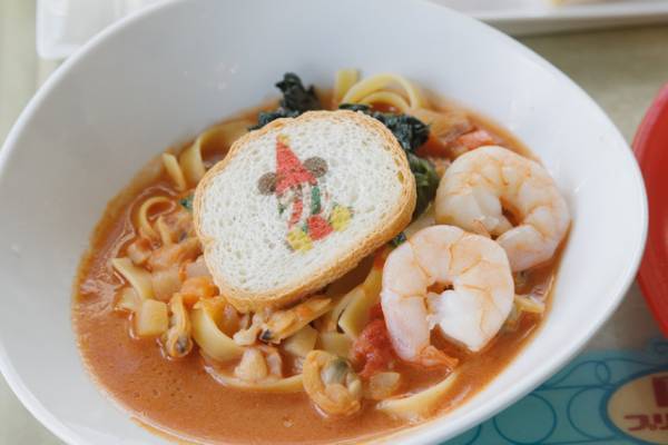 【ディズニー】あたたかいシェパーズパイとパスタがクリスマスにぴったり！TDLプラザパビリオン・レストランのスペシャルセット