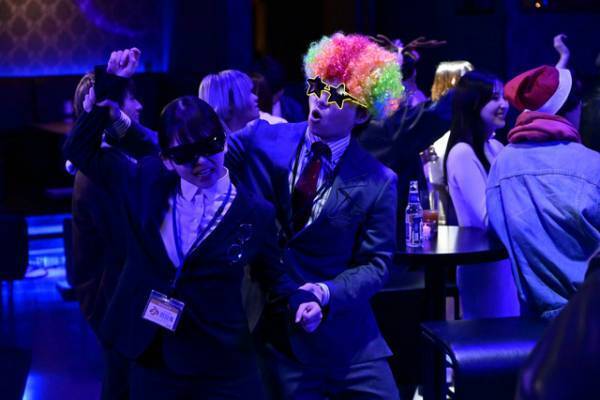 菊池風磨“饗庭”、山田杏奈“華子”とクラブに潜入調査…「ゼイチョー」第8話