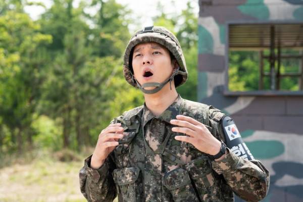南北の兵士役、コ・ギョンピョ＆イ・イギョンの場面写真入手『宝くじの不時着　１等当選くじが飛んでいきました』