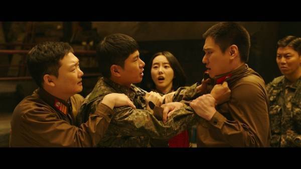 南北の兵士役、コ・ギョンピョ＆イ・イギョンの場面写真入手『宝くじの不時着　１等当選くじが飛んでいきました』