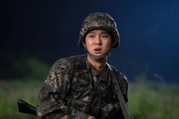 南北の兵士役、コ・ギョンピョ＆イ・イギョンの場面写真入手『宝くじの不時着　１等当選くじが飛んでいきました』