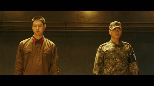 南北の兵士役、コ・ギョンピョ＆イ・イギョンの場面写真入手『宝くじの不時着　１等当選くじが飛んでいきました』