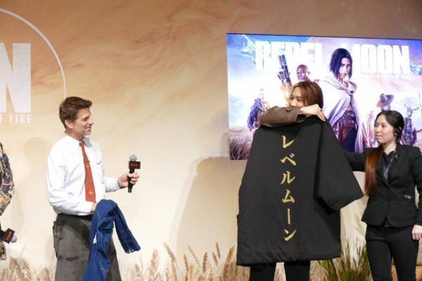 ザック・スナイダー監督ら『REBEL MOON』来日会見、海外メディアも駆けつけ大盛況！　INI池崎理人も「想像の100倍」と興奮