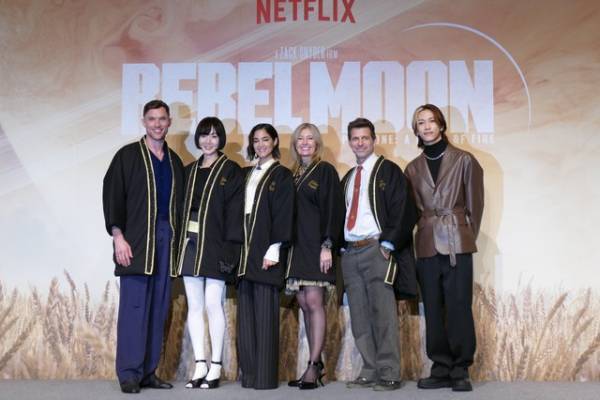 ザック・スナイダー監督ら『REBEL MOON』来日会見、海外メディアも駆けつけ大盛況！　INI池崎理人も「想像の100倍」と興奮