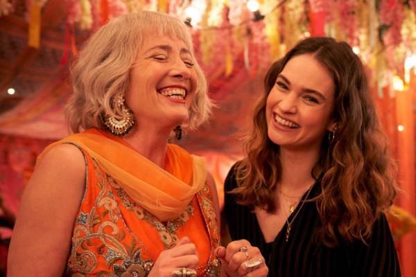 リリー・ジェームズ、共演のシャザド・ラティフを絶賛「役にぴったり」『きっと、それは愛じゃない』インタビュー映像