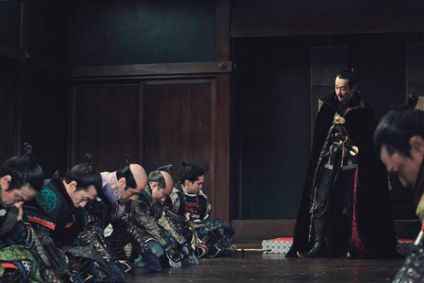 映画『首』「こんな戦国時代劇が観たかった！」加瀬亮“信長”が罵倒、飛び蹴りが炸裂する冒頭映像