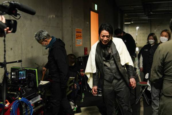 亀梨和也「温もりある現場」『怪物の木こり』笑顔溢れるメイキング