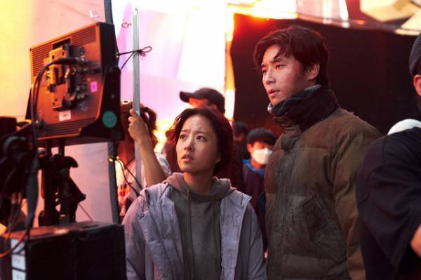 パク・ソジュン“防犯隊長”の真剣な眼差し捉える『コンクリート・ユートピア』メイキング＆場面写真