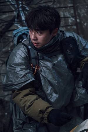 パク・ソジュン“防犯隊長”の真剣な眼差し捉える『コンクリート・ユートピア』メイキング＆場面写真