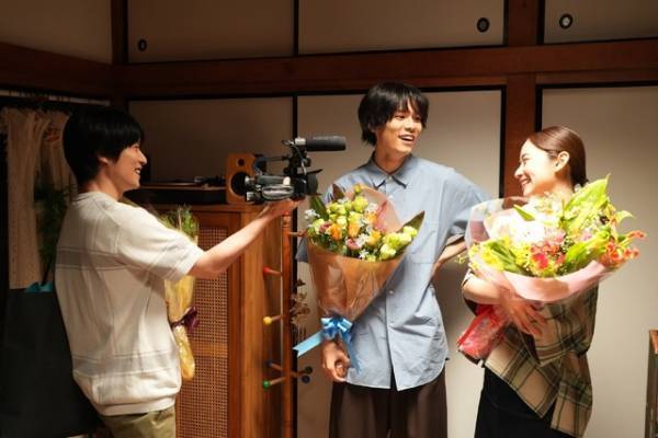 堀田真由＆萩原利久ら笑顔のクランクアップ「たとえあなたを忘れても」今夜最終話