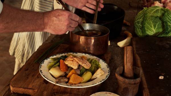 究極の一皿で皇太子を魅了できるか!?『ポトフ 美食家と料理人』勝負の“ポトフ”レシピが公開